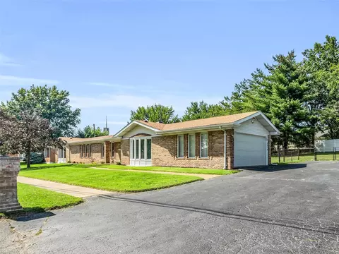 3313 Ringer Rd, Saint Louis, MO 63125