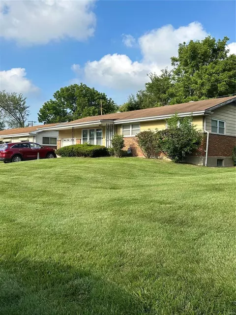 9820 Cambria Dr, Saint Louis, MO 63136