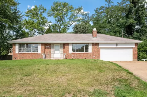 10023 Crown Point Dr, Saint Louis, MO 63136