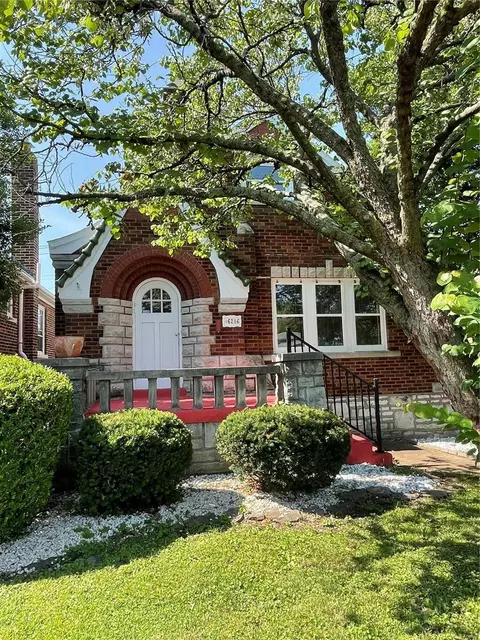 6216 Chippewa St, Saint Louis, MO 63109