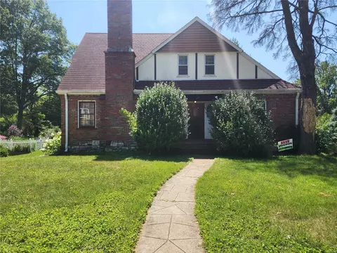 2820 Wakonda Dr, Saint Louis, MO 63121