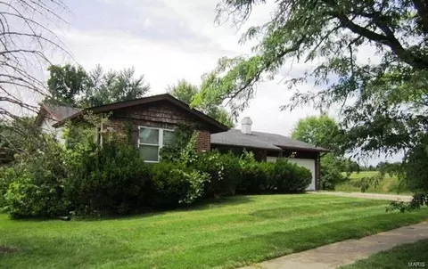 832 Briarbrae Dr, Saint Louis, MO 63138