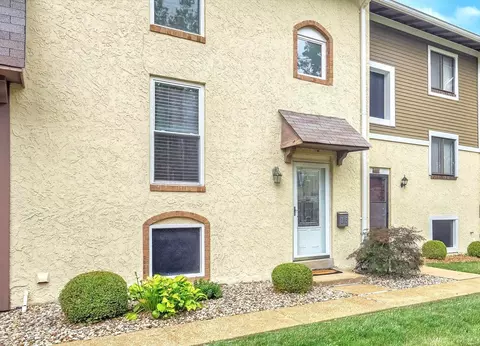 165 Carmel Woods Dr, Ellisville, MO 63021