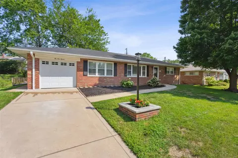 10911 Oasis Dr, Saint Louis, MO 63123