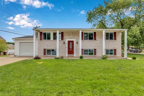 5 Saint Lawrence Dr, Saint Peters, MO 63376