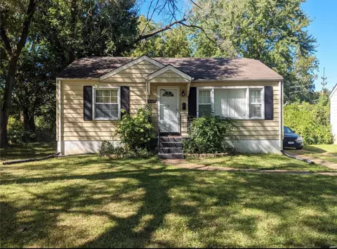 8243 Davenport Dr, Berkeley, MO 63134