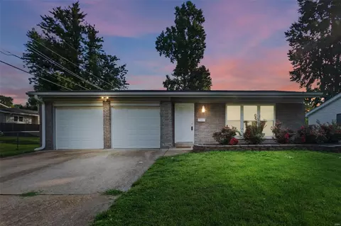 2165 Teakwood Manor Dr, Florissant, MO 63031