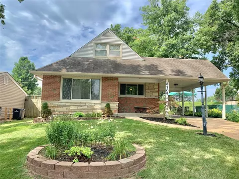 8709 Del Vista Dr, Saint Louis, MO 63126