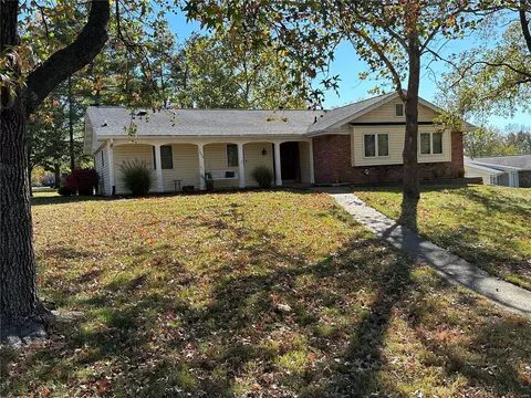 638 Woodhill Estates Dr, Ellisville, MO 63021