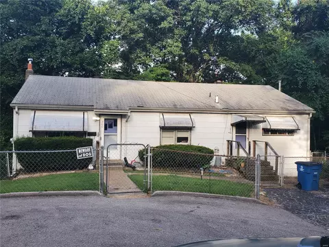 300 Midridge Dr, Saint Louis, MO 63137