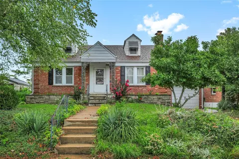 4821 Hershey Dr, Saint Louis, MO 63123