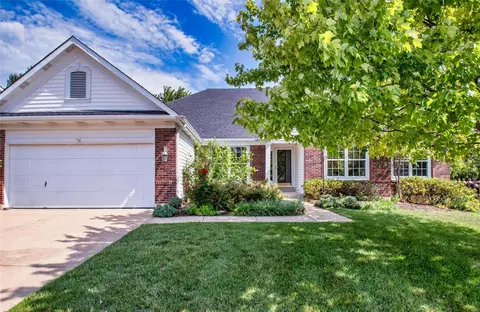 14 Fox Bluff Ct, Saint Charles, MO 63301