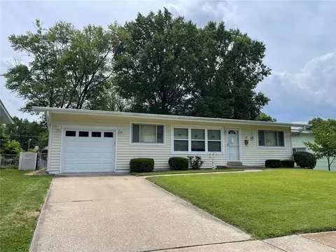 980 Dauphin Ln, Florissant, MO 63033