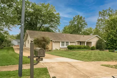 476 Manorcrest Ln, Ballwin, MO 63011 photo 2