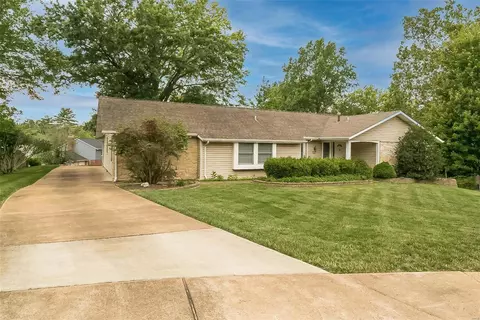 476 Manorcrest Ln, Ballwin, MO 63011 photo 3