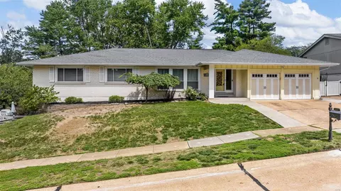 810 Posthorn Dr, Manchester, MO 63021