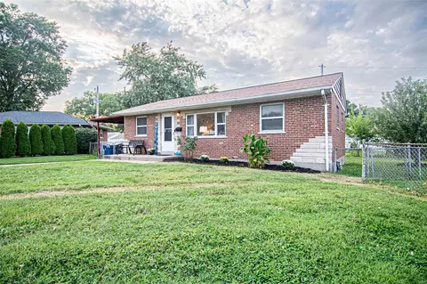 223 Hernan Dr, Saint Louis, MO 63123
