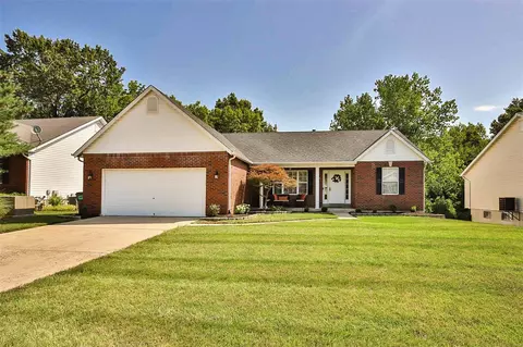 1140 Sweeping Oaks Dr, Saint Charles, MO 63304