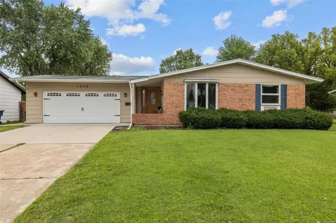 1230 Flamingo Dr, Florissant, MO 63031
