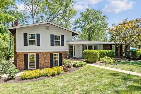 634 Sarawood Ln, Creve Coeur, MO 63141