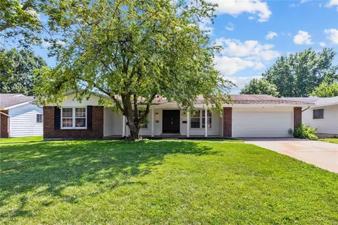 628 Coach House Dr, Hazelwood, MO 63042