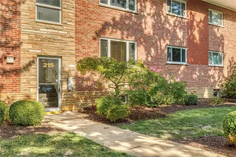 215 Monclay Ct #1N, Saint Louis, MO 63122