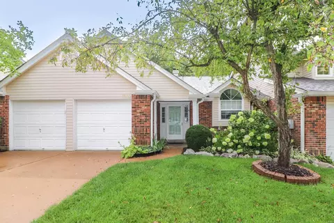 1002 Woodlake Village Dr, Saint Louis, MO 63141