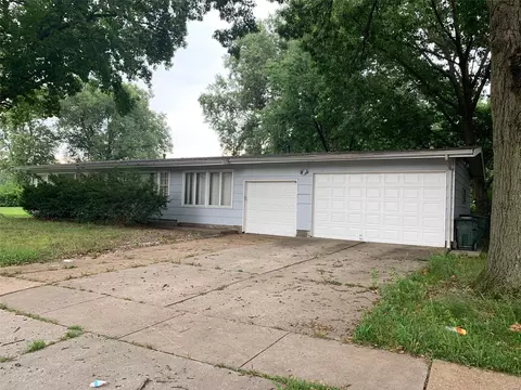 3044 Canfield Dr, Saint Louis, MO 63136