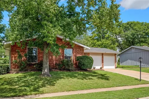 907 Queensbridge Rd, Manchester, MO 63021