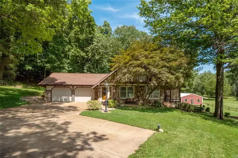 10464 Starhill Dr, Saint Louis, MO 63128
