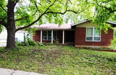 11770 El Camara Dr, Florissant, MO 63033