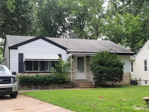 380 Marechal Ln, Florissant, MO 63031
