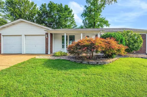 2426 Crestline Dr, Saint Louis, MO 63129