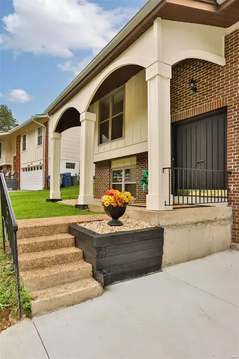 852 Village Brook Ct, Ballwin, MO 63021 photo 3