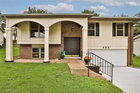 852 Village Brook Ct, Ballwin, MO 63021 photo 2
