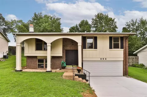 852 Village Brook Ct, Ballwin, MO 63021
