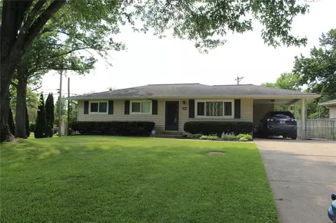 2715 Lakeport Dr, Maryland Heights, MO 63043