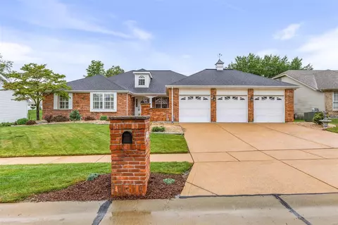 2640 Towne Oaks Dr, Saint Louis, MO 63129