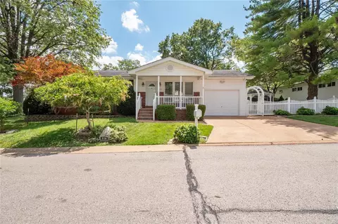 528 Arrowwood Dr, Saint Louis, MO 63126