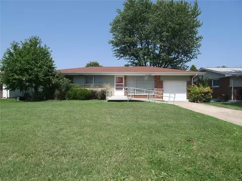 7 Flamingo Dr, Hazelwood, MO 63042