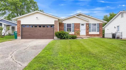 1083 Dividend Park Dr, Florissant, MO 63031