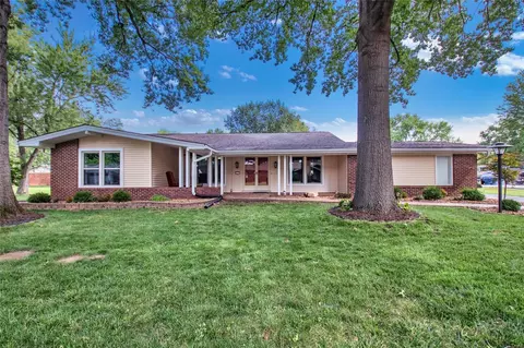 12735 Whispering Hills Ln, Saint Louis, MO 63146