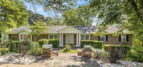 326 Lyonnais Dr, Saint Louis, MO 63141