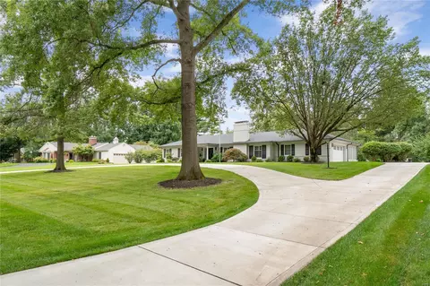 31 Oak Park Dr, Creve Coeur, MO 63141