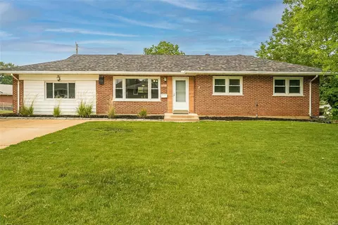 6901 Richford Ln, Affton, MO 63123