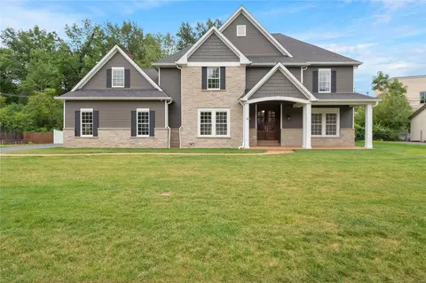 12 Bon Price Ln, Olivette, MO 63132