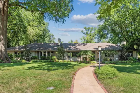 49 Woodcrest Dr, Saint Louis, MO 63124