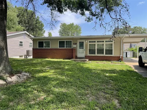 855 Daniel Boone Dr, Florissant, MO 63031