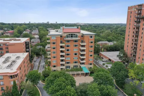 800 S Hanley Rd #8B, Clayton, MO 63105
