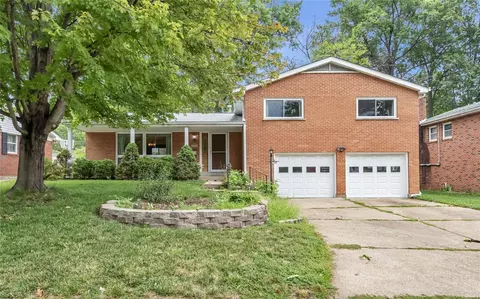 1020 Regent Ter, Kirkwood, MO 63122